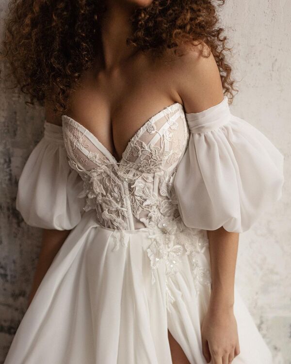 Стильное белое свадебное платье с открытыми плечами и буфами