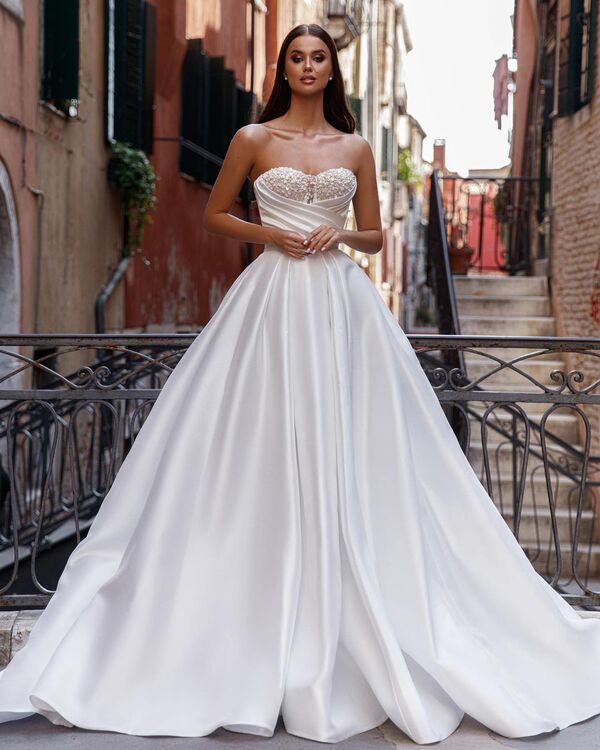 Элегантное белое атласное платье на свадьбу с открытыми плечами