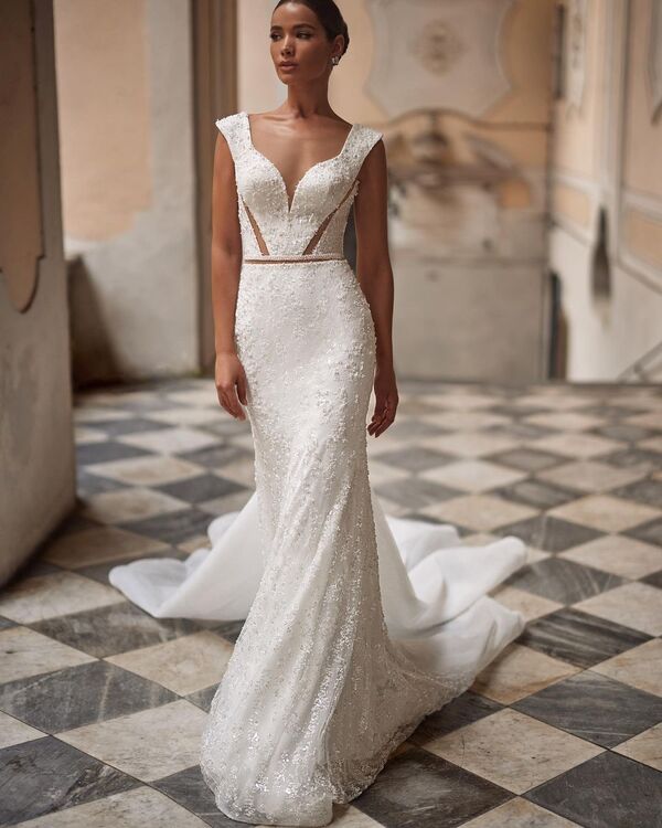Необычное свадебное платье-русалка с длинным шлейфом