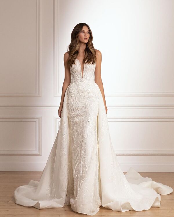 Дизайнерское белое свадебное платье с вырезом и с отстегивающимся длинным шлейфом