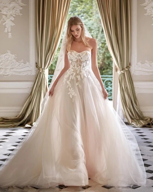 Воздушное свадебное платье А-силуэта без рукавов