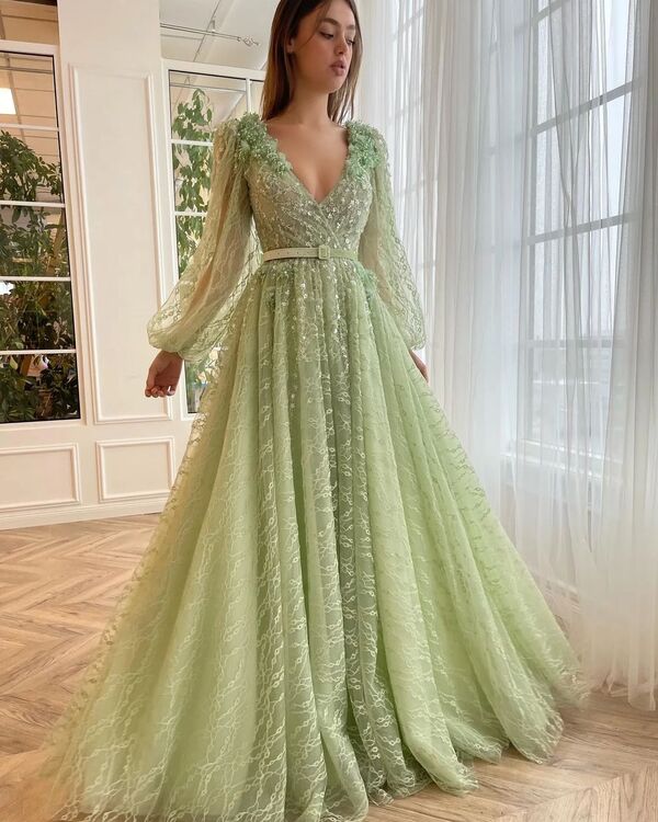 Зеленое свадебное платье из органзы с объемными рукавами и V-образным вырезом