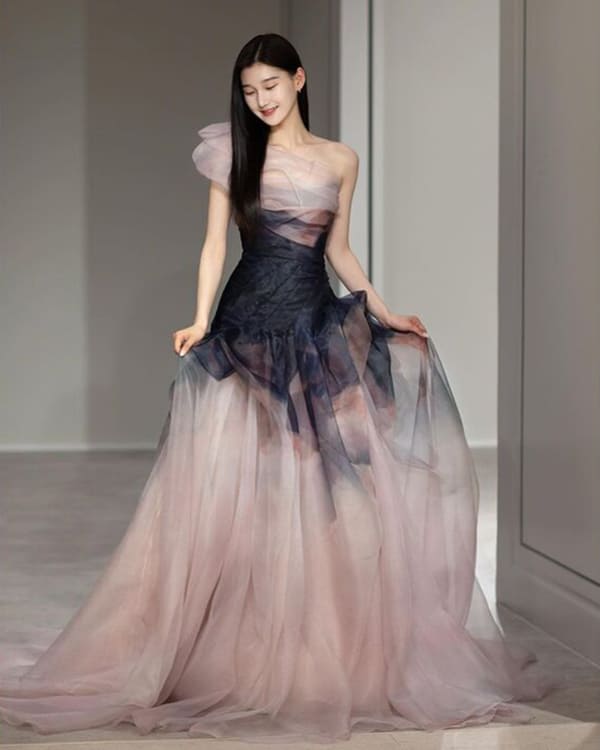 Оригинальное дизайнерское цветное платье в стиле принцессы на одно плечо
